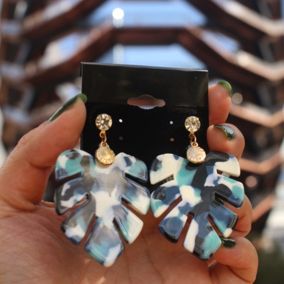 New leaf leaves gold dangle acrylic studs earrings - Picture 7 of 7